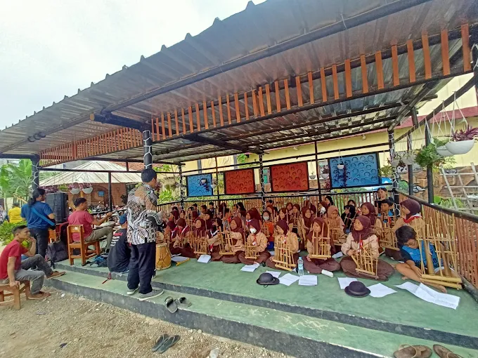 Siswa SDN 250 Jakapurwa dalam kegiatan belajar